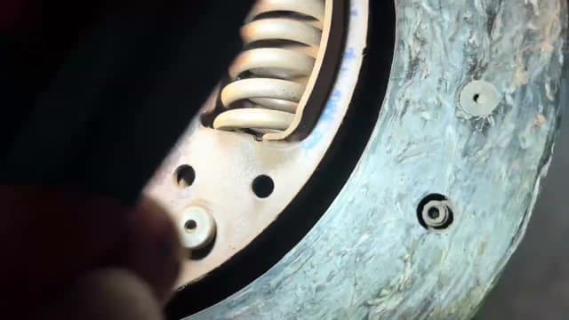 Przyczyna twardego pedału sprzęgła – co może go powodować? Przyczyna twardego pedału sprzęgła – co może go powodować?