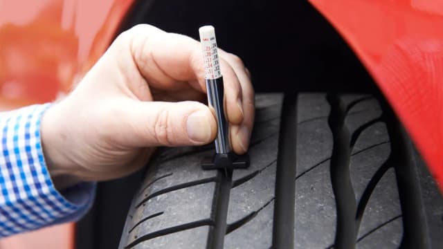 Jak sprawdzić bieżnik w oponach, aby uniknąć niebezpieczeństwa na drodze Jak sprawdzić bieżnik w oponach, aby uniknąć niebezpieczeństwa na drodze