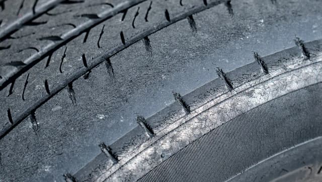 Jak sprawdzić bieżnik opon i uniknąć niebezpieczeństwa na drodze Jak sprawdzić bieżnik opon i uniknąć niebezpieczeństwa na drodze