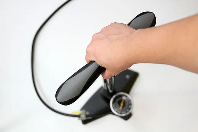 Ile ciśnienia w oponie rowerowej - uniknij problemów z jazdą Ile ciśnienia w oponie rowerowej - uniknij problemów z jazdą