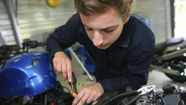 Jakie narzędzia do warsztatu motocyklowego? Kluczowe wyposażenie i porady Jakie narzędzia do warsztatu motocyklowego? Kluczowe wyposażenie i porady