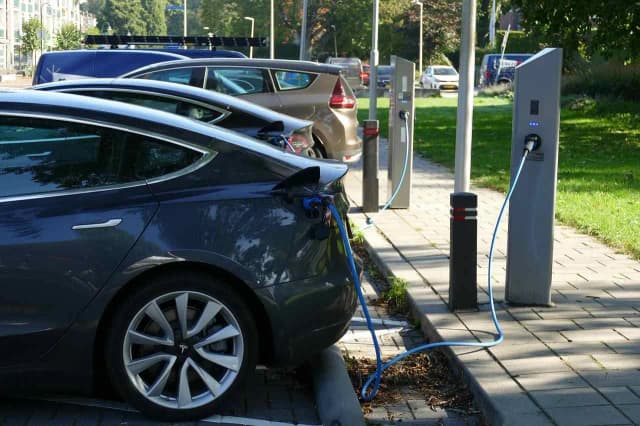 Czy warto kupić samochód elektryczny? Odkryj prawdziwe koszty i korzyści Czy warto kupić samochód elektryczny? Odkryj prawdziwe koszty i korzyści
