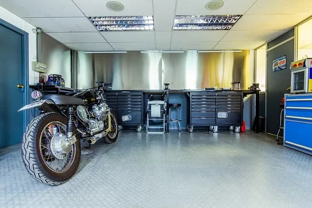 Co potrzebne do warsztatu motocyklowego? Niezbędne narzędzia i wyposażenie Co potrzebne do warsztatu motocyklowego? Niezbędne narzędzia i wyposażenie