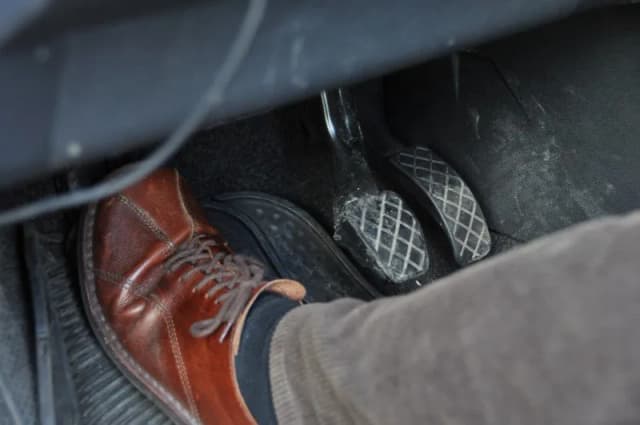 Jak trzymać nogę na sprzęgle, aby uniknąć kosztownego zużycia? Jak trzymać nogę na sprzęgle, aby uniknąć kosztownego zużycia?