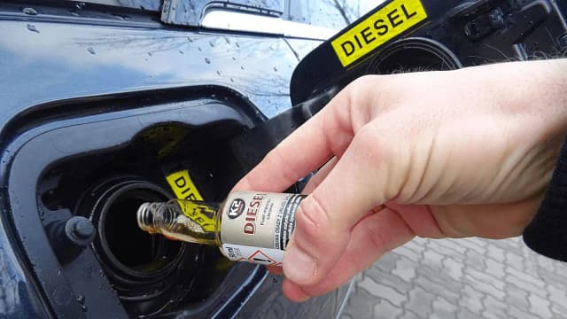 Co dodać do paliwa żeby zatrzeć silnik? Odkryj niebezpieczeństwa i konsekwencje Co dodać do paliwa żeby zatrzeć silnik? Odkryj niebezpieczeństwa i konsekwencje