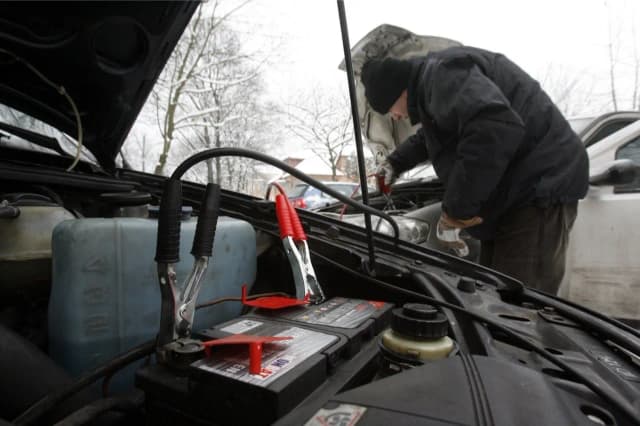 Czy można odpalić samochód podczas ładowania akumulatora? Uważaj na ryzyko! Czy można odpalić samochód podczas ładowania akumulatora? Uważaj na ryzyko!