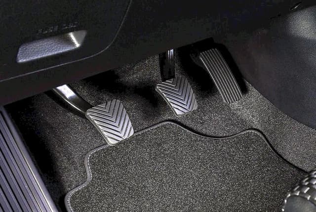 Objawy uszkodzonej sprężyny pedału sprzęgła – nie ignoruj tych sygnałów Objawy uszkodzonej sprężyny pedału sprzęgła – nie ignoruj tych sygnałów