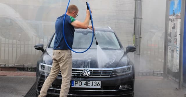 Jak umyć samochód na myjni i uniknąć najczęstszych błędów Jak umyć samochód na myjni i uniknąć najczęstszych błędów